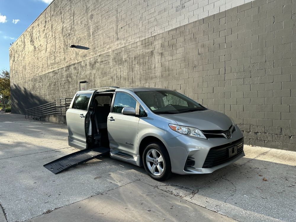 2020 Toyota Sienna LE Wheelchair Accessible Van - BraunAbility XL
