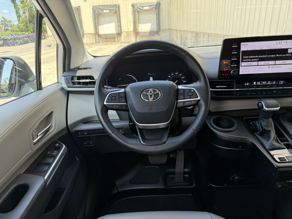 2022 Toyota Sienna XLE - Photo 17