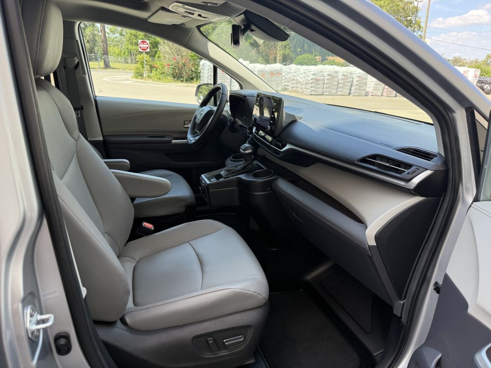 2022 Toyota Sienna XLE - Photo 13