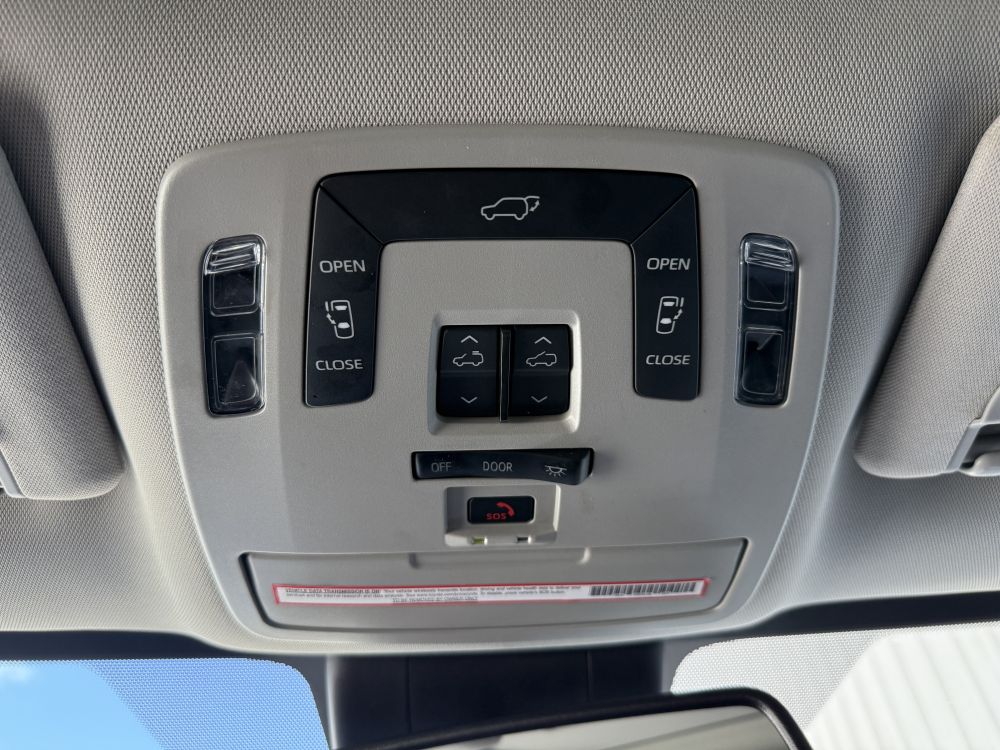 2022 Toyota Sienna XLE - Photo 25