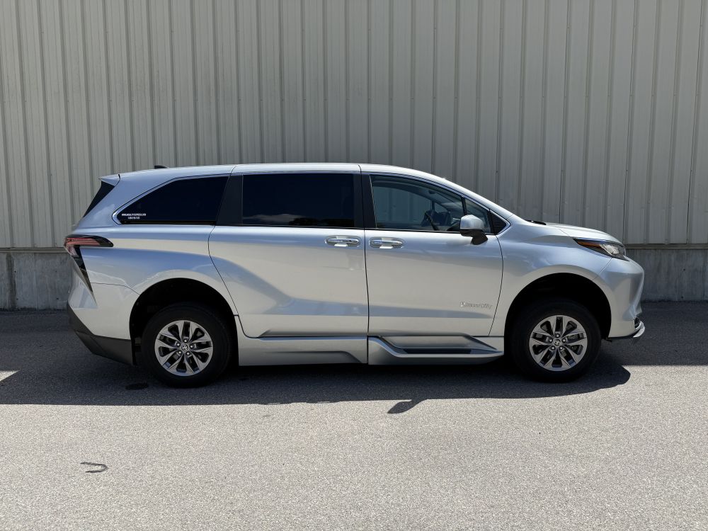 2022 Toyota Sienna XLE - Photo 6