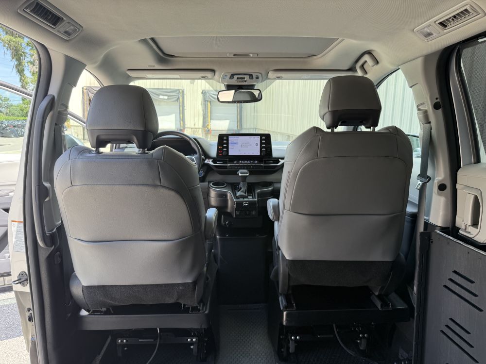 2022 Toyota Sienna XLE - Photo 14