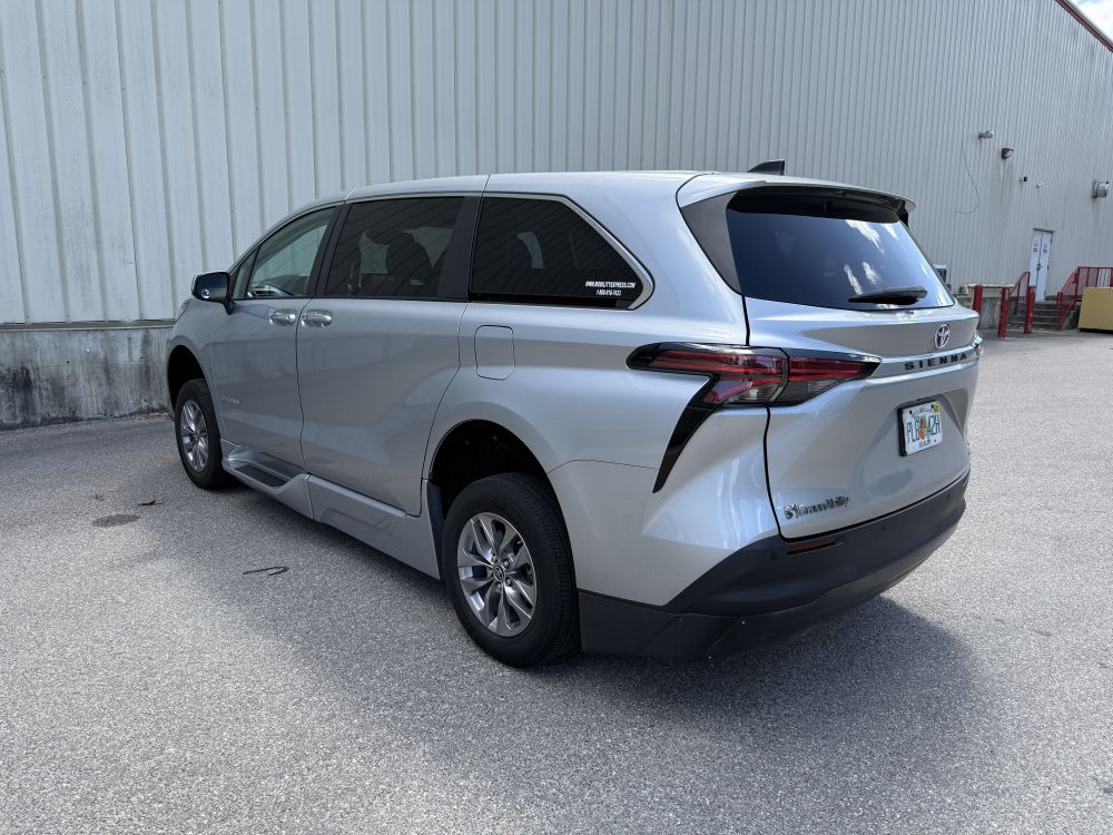 2022 Toyota Sienna XLE - Photo 10