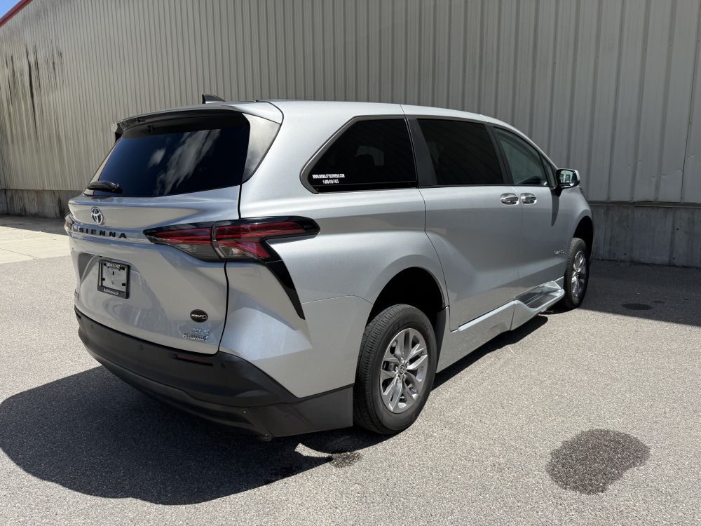 2022 Toyota Sienna XLE - Photo 8