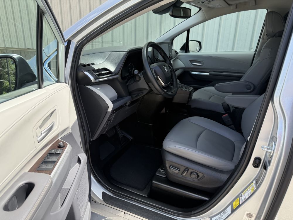 2022 Toyota Sienna XLE - Photo 11