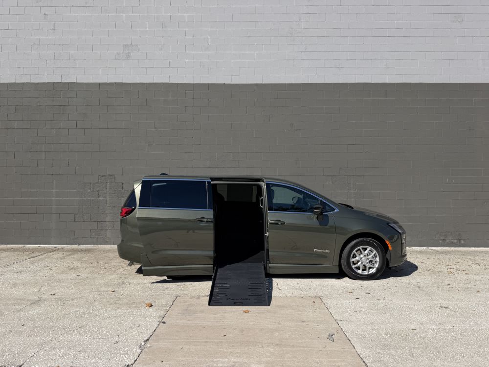 2027 Chrysler Pacifica Select