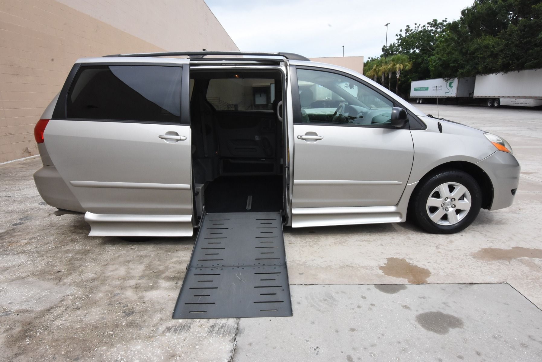 2006 shop sienna van