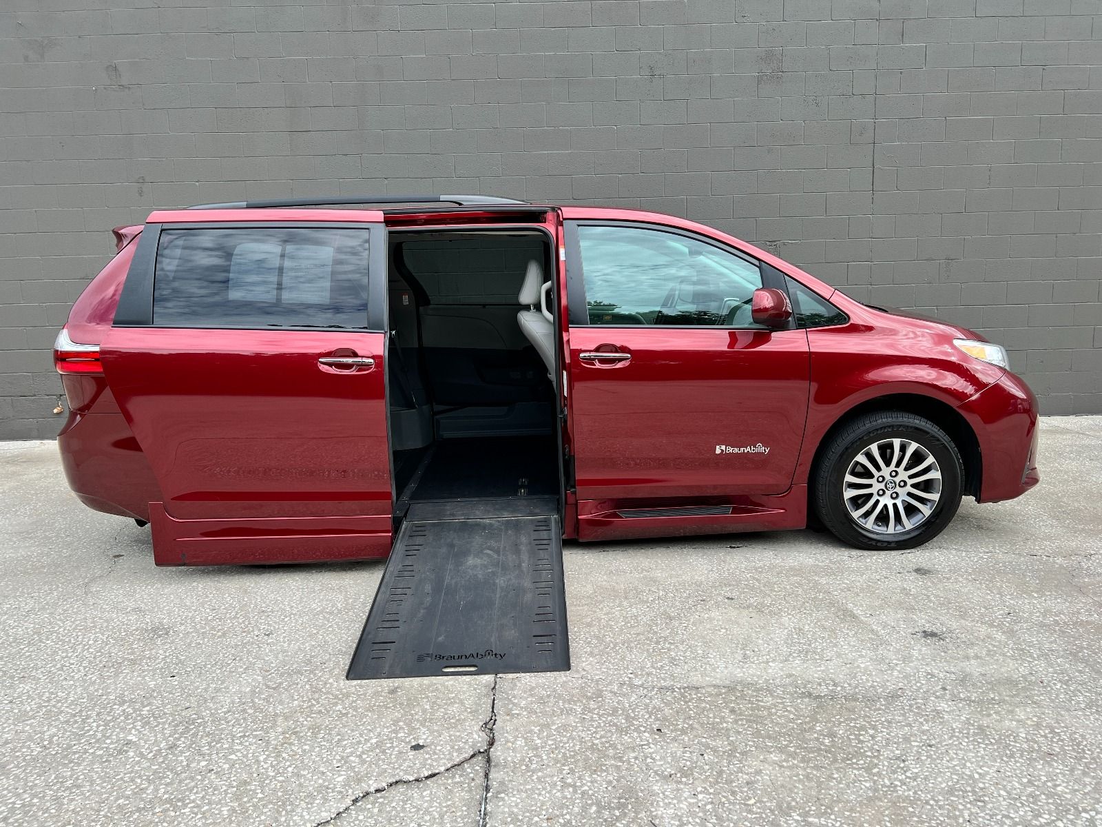 2018 Toyota Sienna XLE Wheelchair Access Van