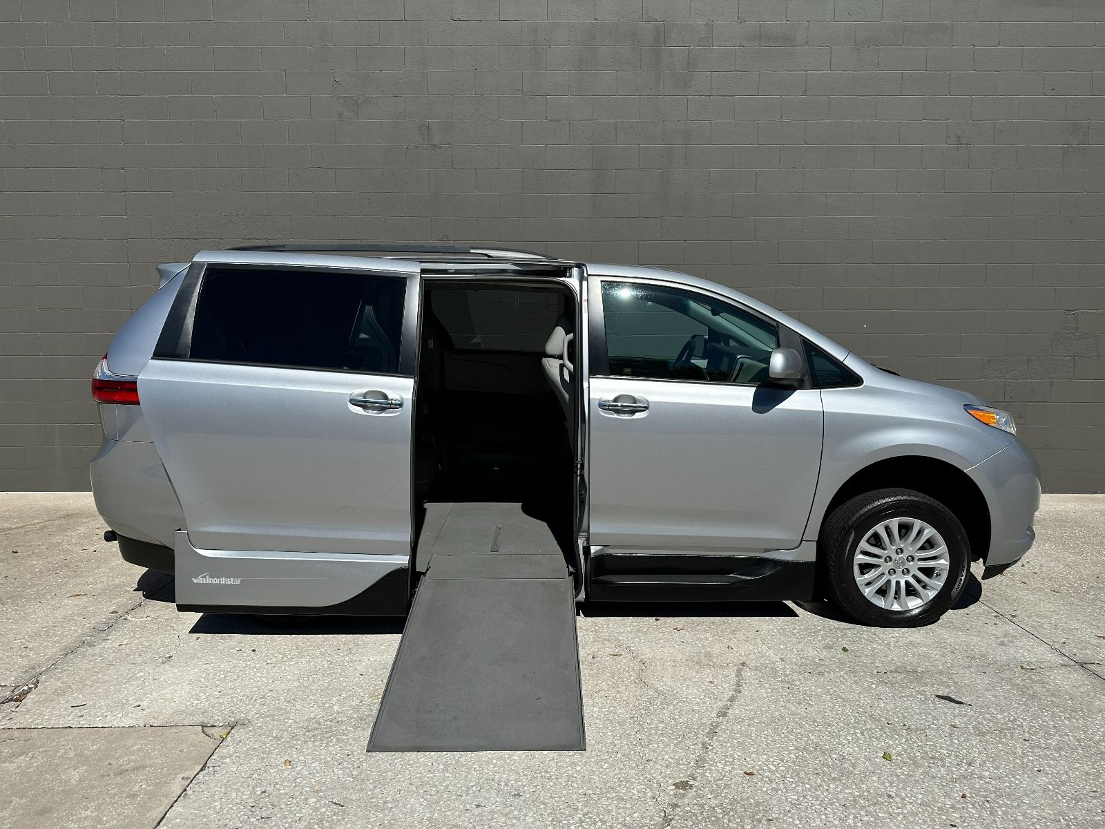 2017 Toyota Sienna XLE Handicap Van