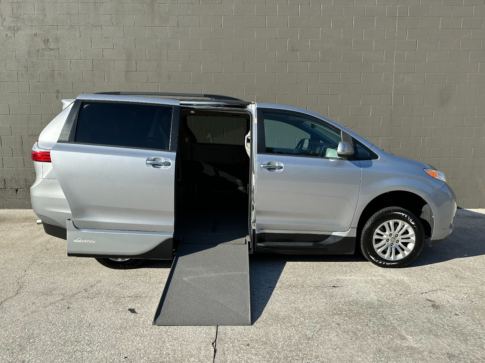 2017 Toyota Sienna XLE NAV Wheelchair Van