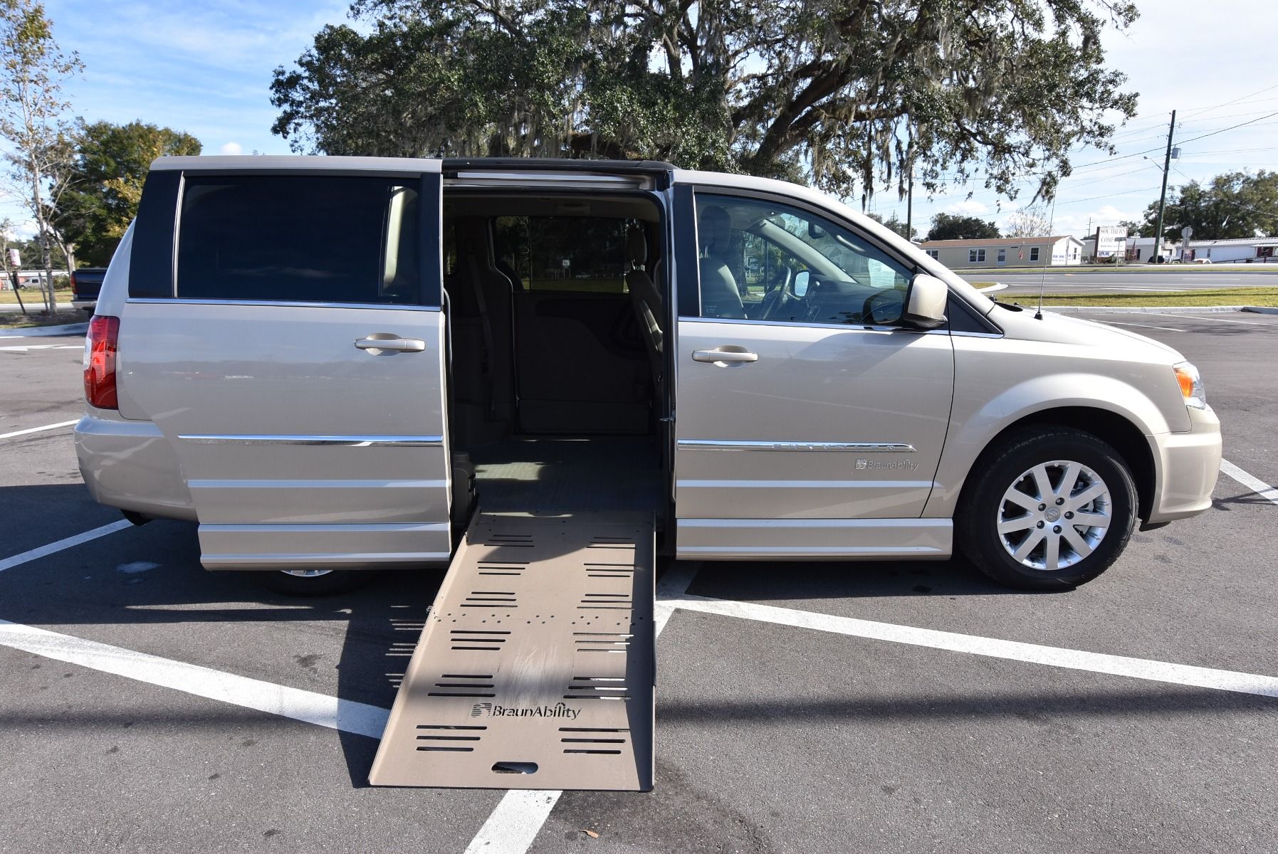 For Sale Used 2015 Chrysler Town & Country - BraunAbility Power ONE TOUCH  Fold Out Ramp Side Loading Wheelchair Van Orange County California Free  Nationwide Shipping