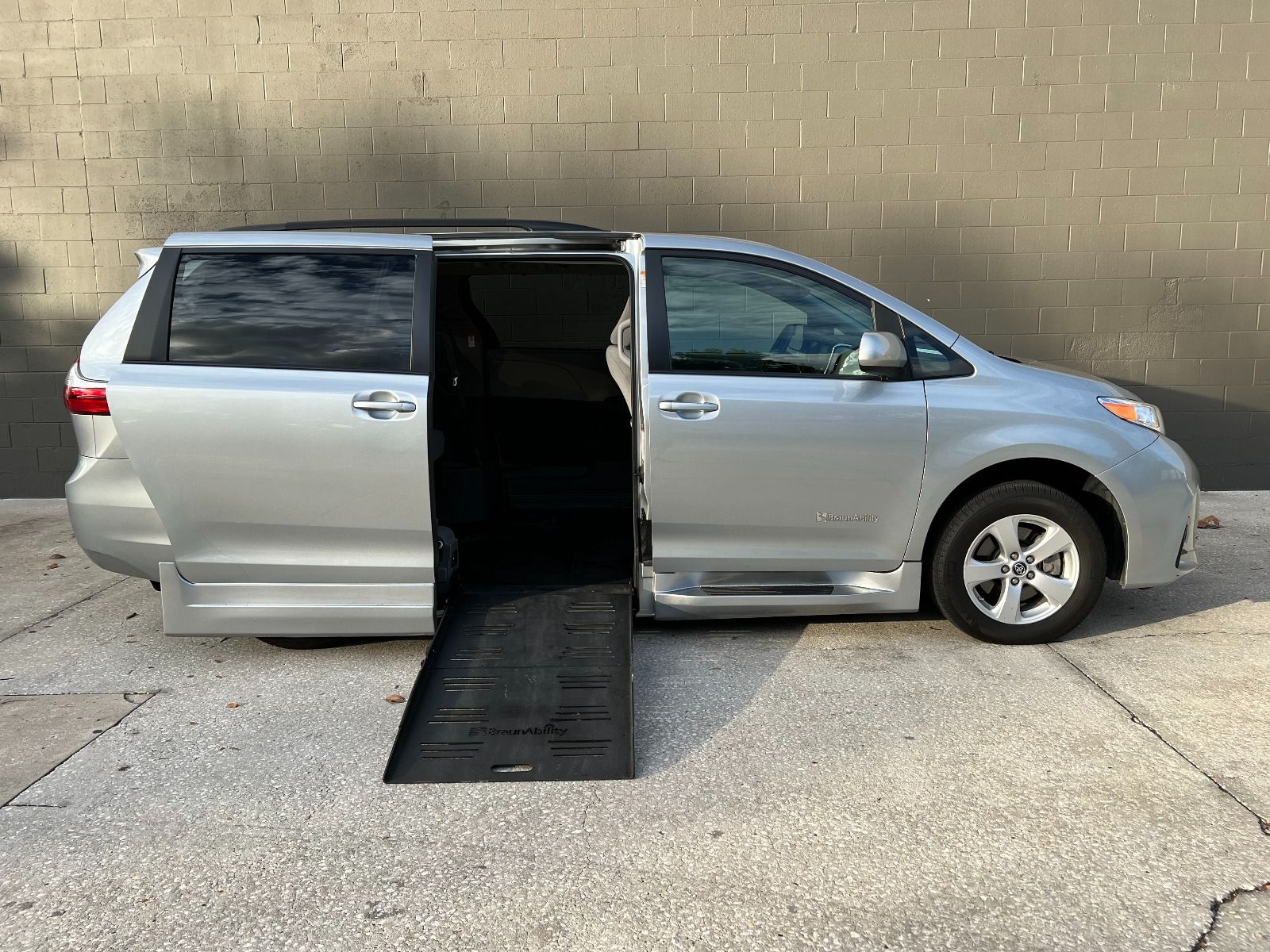 2019 toyota best sale sienna handicap van