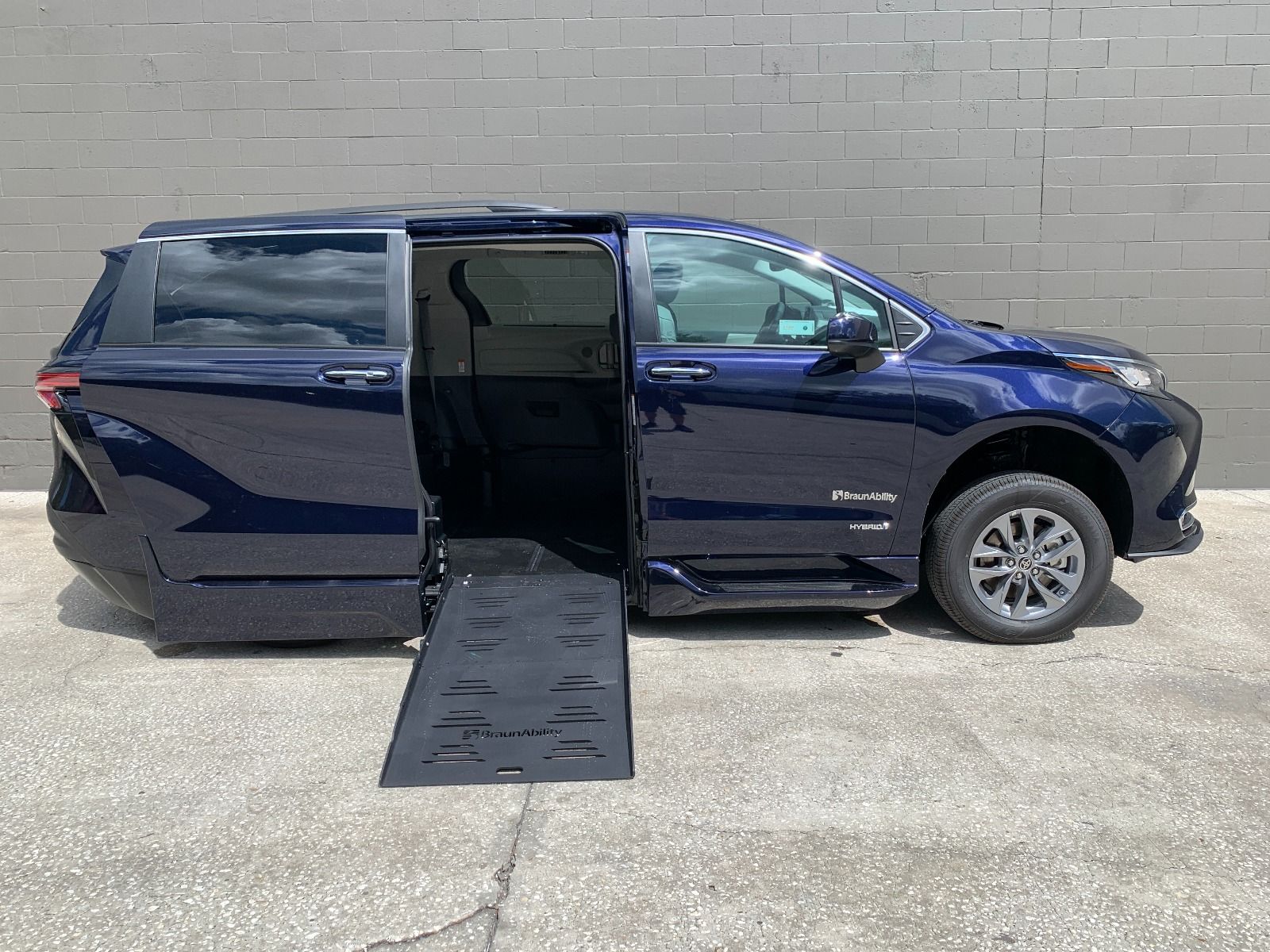 2021 Toyota Sienna XLE Plus Handicap Accessible Van