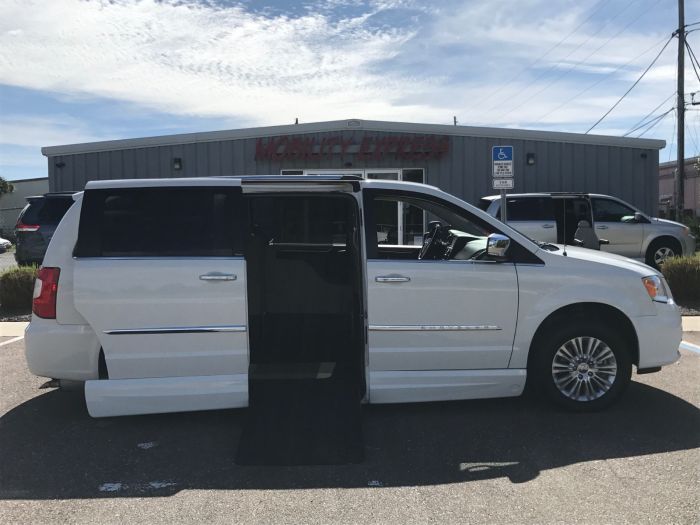 2013 Chrysler Town Country Limited Wheelhair Accessible Van