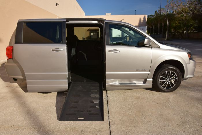 2018 dodge grand caravan colors