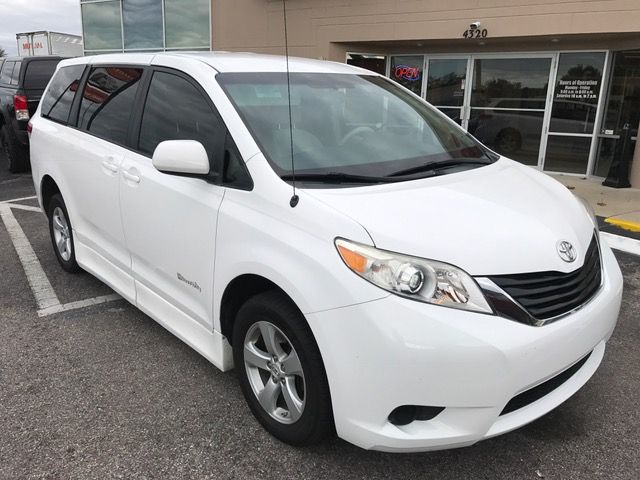 2011 fashion toyota sienna le for