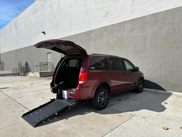 Used 2018 Dodge Grand Caravan GT with VIN 2C4RDGEG2JR336573 for sale in New Port Richey, FL