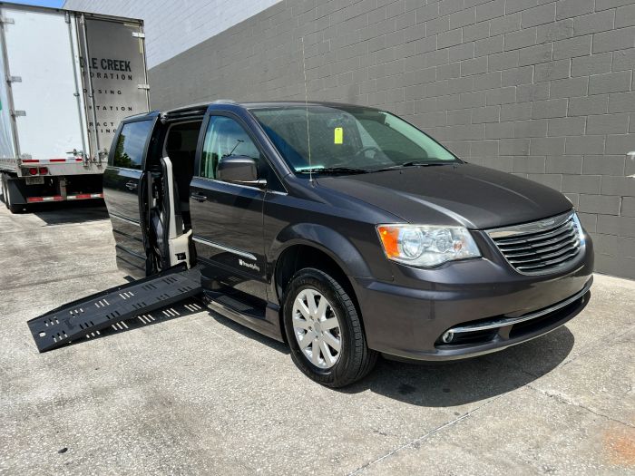 2015 Chrysler Town Country Touring ED Wheelchair Access Van
