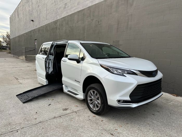 Toyota Sienna Hybrid Van 2022 Toyota Sienna XLE Wheelchair Access Van