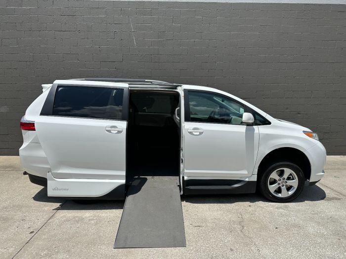 2017 Toyota Sienna LE Wheelchair Access Van