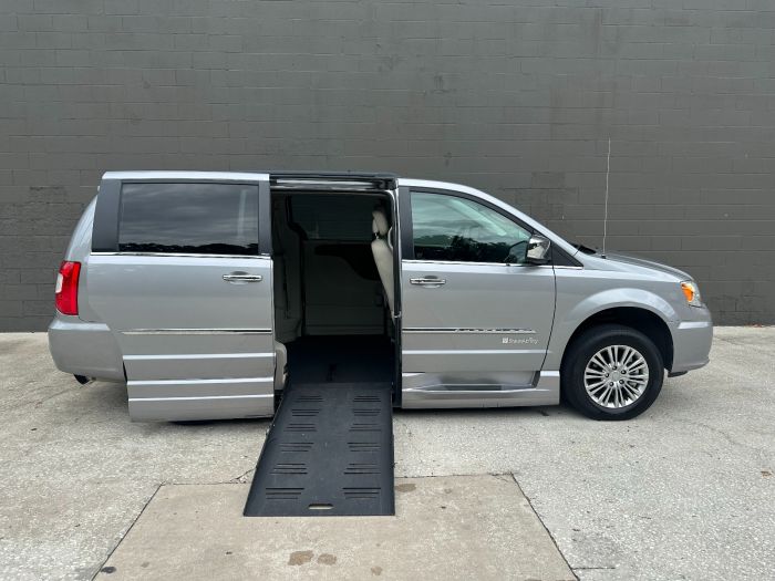 2013 Chrysler Town Country Touring L Wheelchair Van