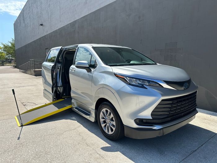 Used 2022 Toyota Sienna LE with VIN 5TDKRKEC8NS108366 for sale in New Port Richey, FL