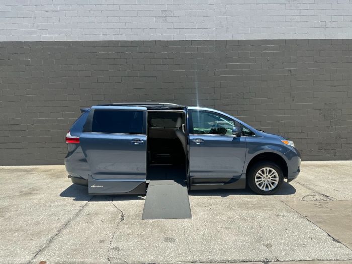 2017 Toyota Sienna XLE's photo