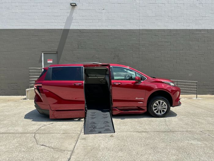 2021 Toyota Sienna XLE's photo