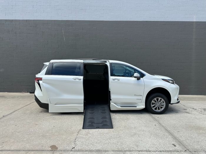 2021 Toyota Sienna XLE's photo