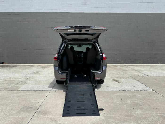 2020 Toyota Sienna LE's photo