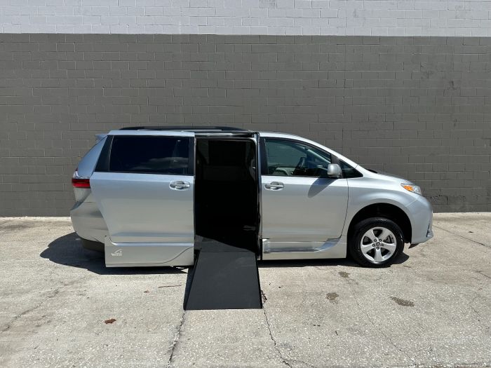 2020 Toyota Sienna LE's photo