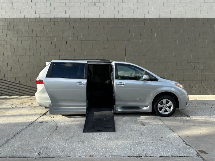 2020 Toyota Sienna LE's photo