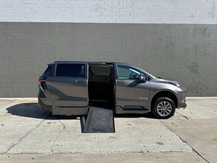 2022 Toyota Sienna LE's photo