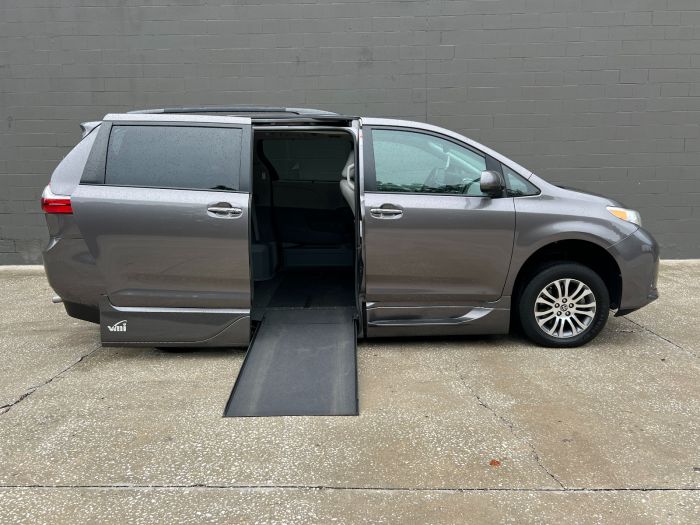 2020 Toyota Sienna XLE's photo