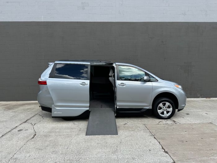 2015 Toyota Sienna LE's photo