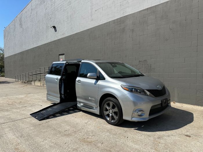 Used 2016 Toyota Sienna SE with VIN 5TDXK3DC1GS760234 for sale in New Port Richey, FL