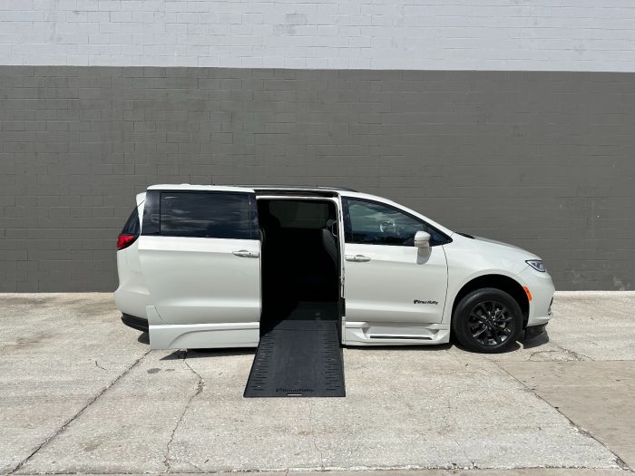 2021 Chrysler Pacifica Touring L's photo
