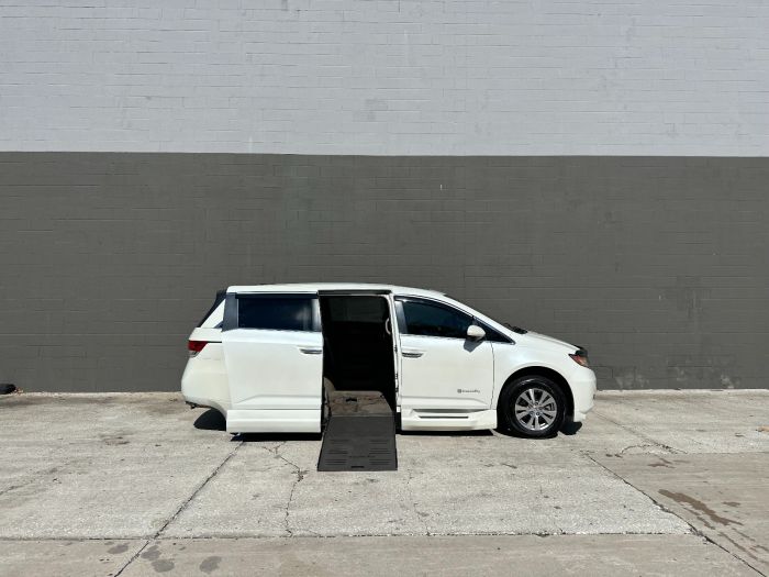 2014 Honda Odyssey EX-L's photo