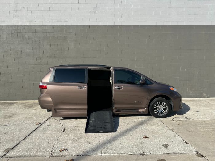 2020 Toyota Sienna XLE's photo