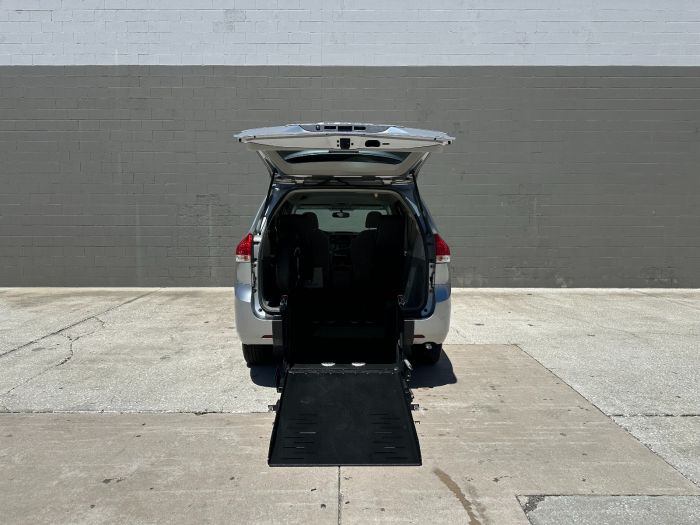 2014 Toyota Sienna LE's photo