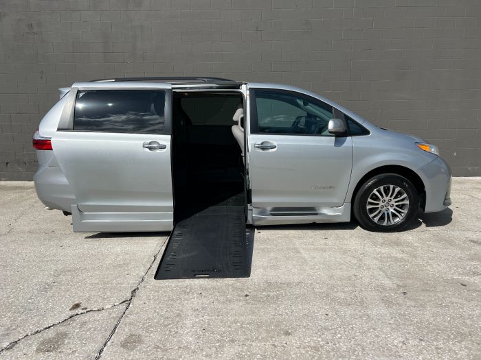 2020 Toyota Sienna XLE's photo