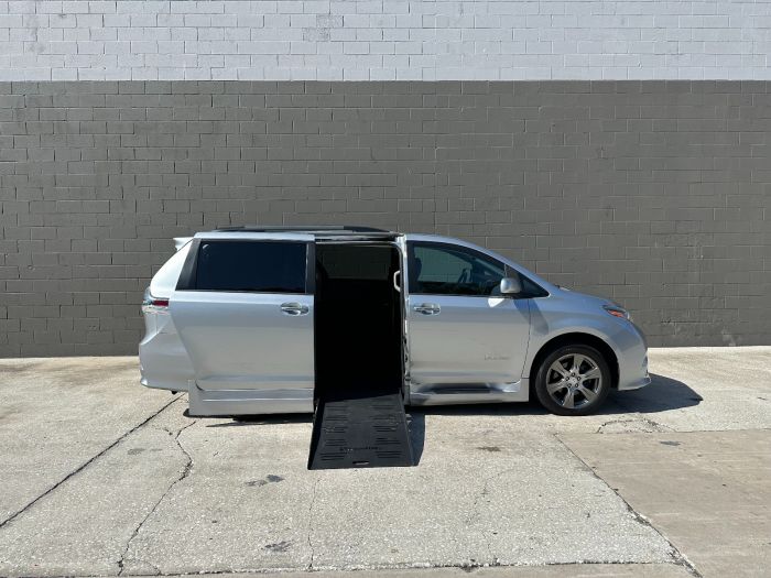 2017 Toyota Sienna SE Premium's photo