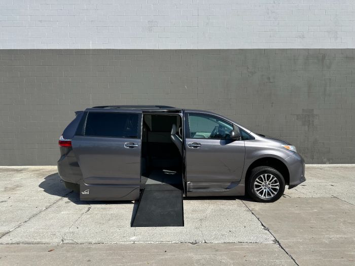 2020 Toyota Sienna XLE's photo