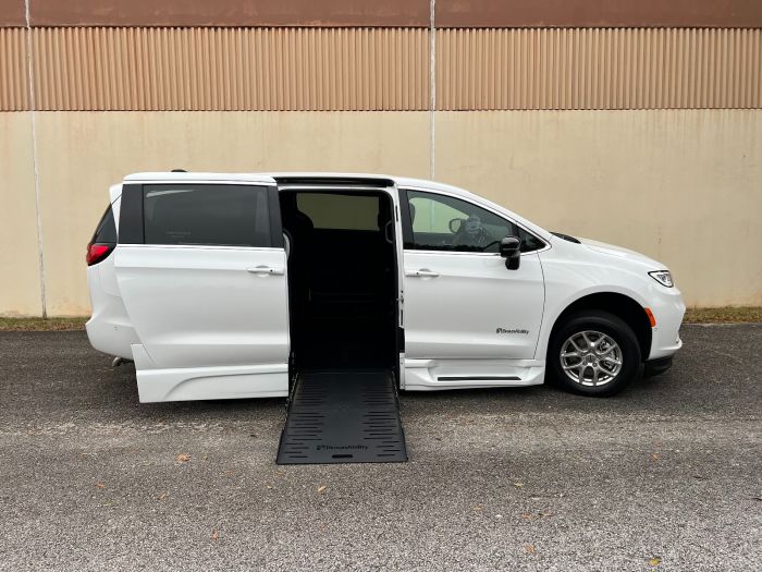 2025 Chrysler Pacifica Select's photo