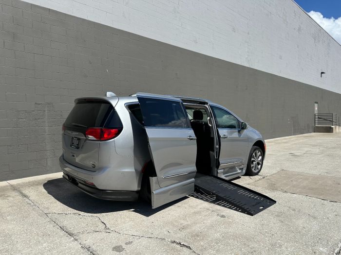 2019 Chrysler Pacifica Limited's photo
