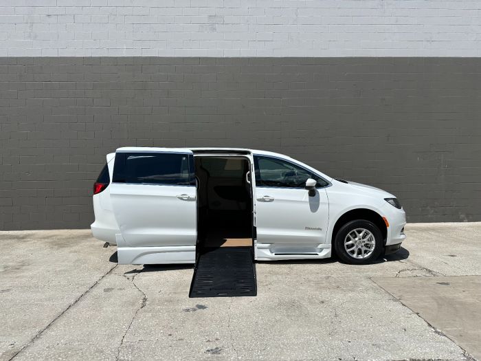 2023 Chrysler Voyager LX's photo