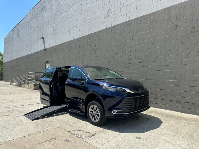 2021 Toyota Sienna XLE's photo