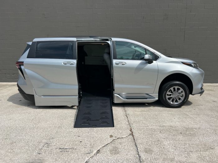 2025 Toyota Sienna XLE's photo
