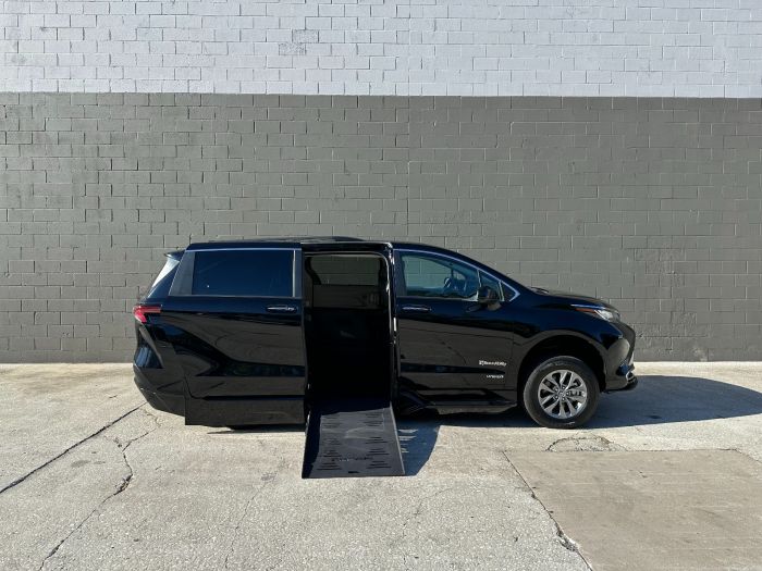 2021 Toyota Sienna XLE's photo