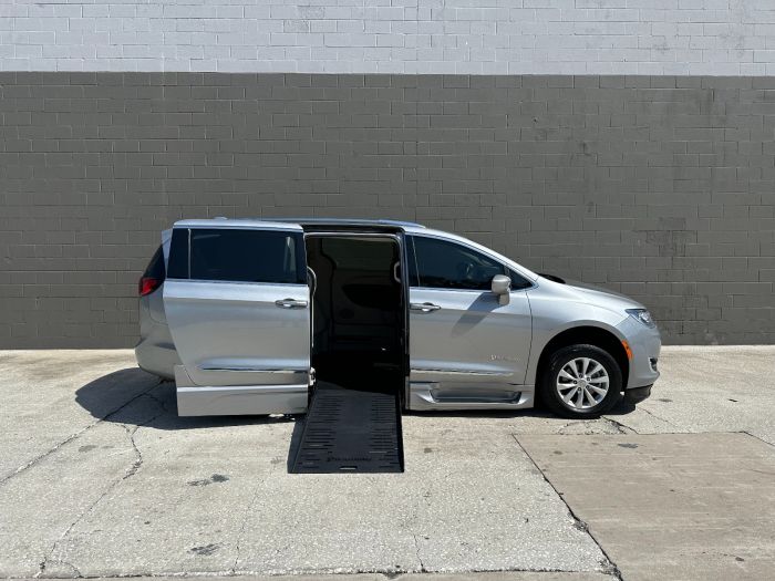 2020 Chrysler Pacifica Touring L's photo